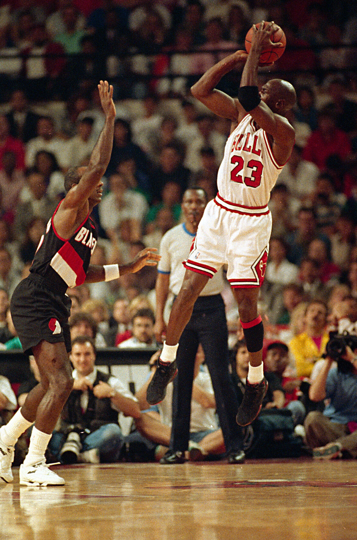 1992: Michael Jordan scores 35 first-half points, hits six 3-pointers as Bulls rout Blazers